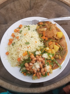 A picture of Chinese rice with chicken curry soup.