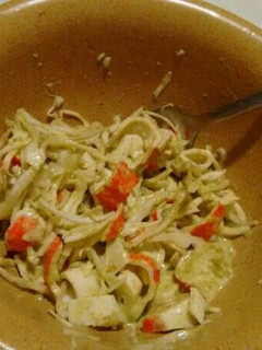Una foto de Ensalada sencilla de surimi y repollo.ॐ