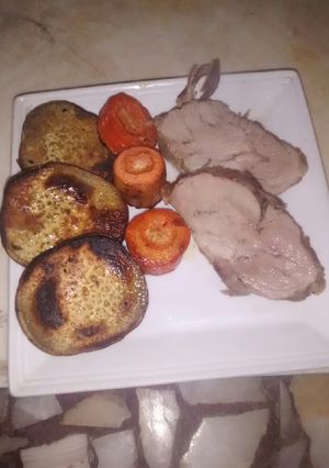 Una foto de Carré de cerdo al horno con guarnición. Apto #DMA F1 y F3