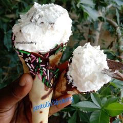 A picture of Spicy chocolate crackers ice cream.