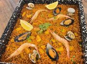 Una foto de arroz con azafran y mejillones