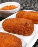 Croquetas de calçots confitados con romesco