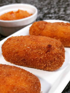 Una foto de Croquetas de calçots confitados con romesco