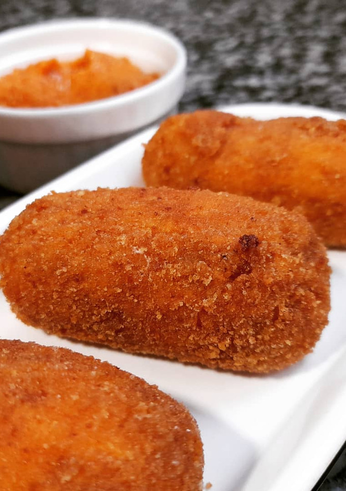 Una foto de Croquetas de calçots confitados con romesco