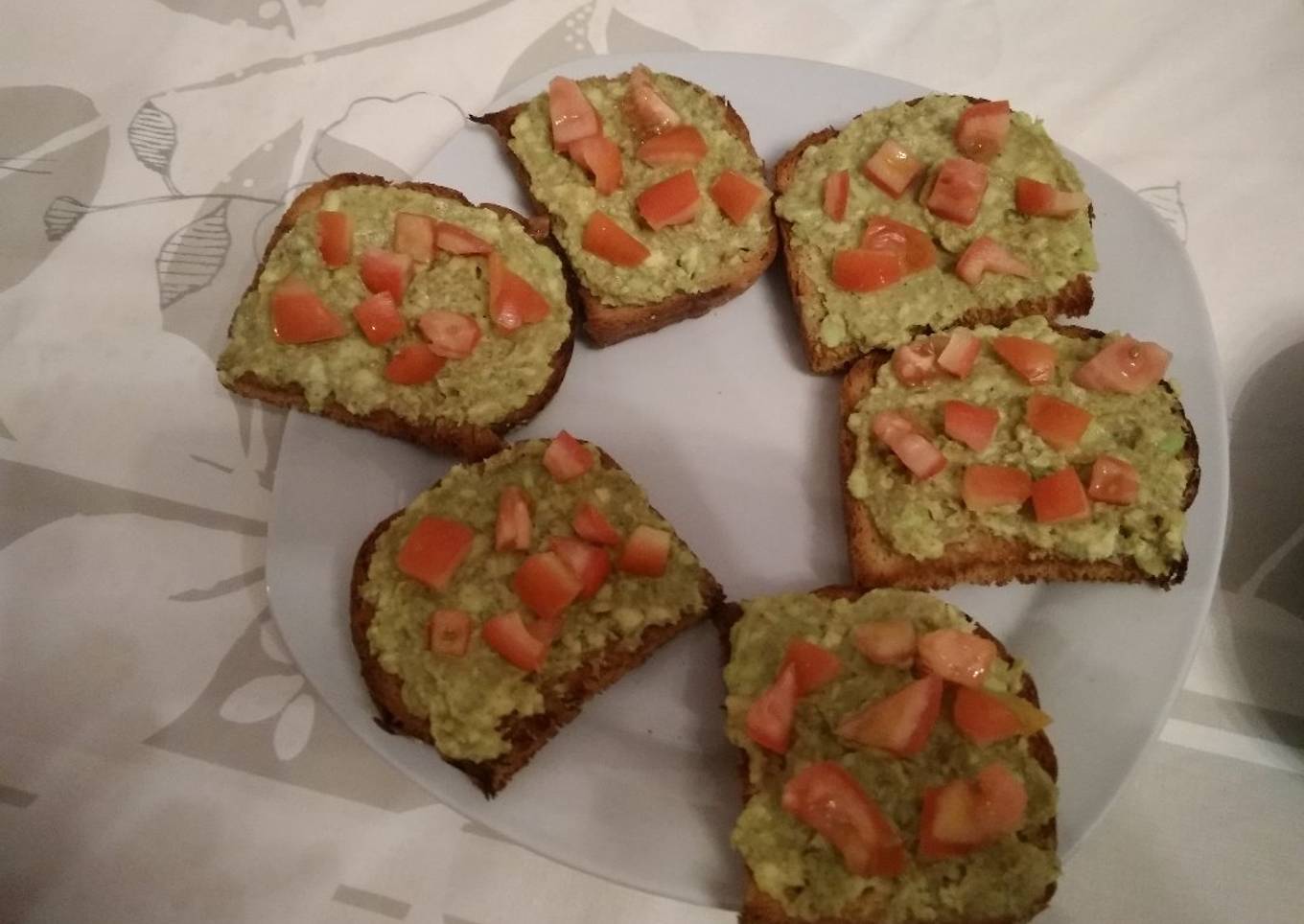 Tostas aguacate, tomate y comino con thermomix
