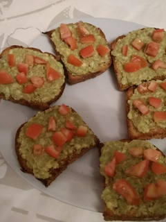 Una foto de Tostas aguacate, tomate y comino con thermomix