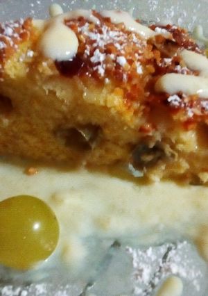 Foto di Torta soffice, alla uva, ricotta, e granella di mandorle, accompagnata con crema alla vaniglia tiepida