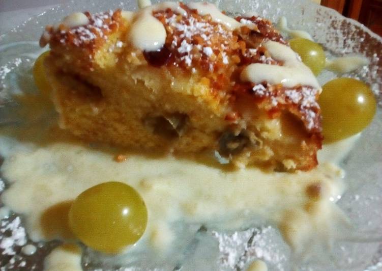 Torta soffice, alla uva, ricotta, e granella di mandorle, accompagnata con crema alla vaniglia tiepida
