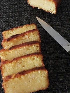 A picture of Lemon yoghurt loaf.