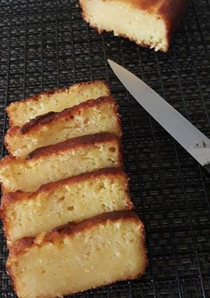 A picture of Lemon yoghurt loaf.