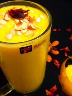 मैंगो शेक(mango shake recipe in hindi) रेसिपी मुख्य फोटो
