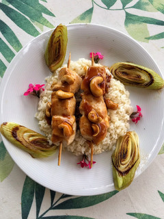 Una foto de Brochetas de pollo marinadas con naranja y jengibre