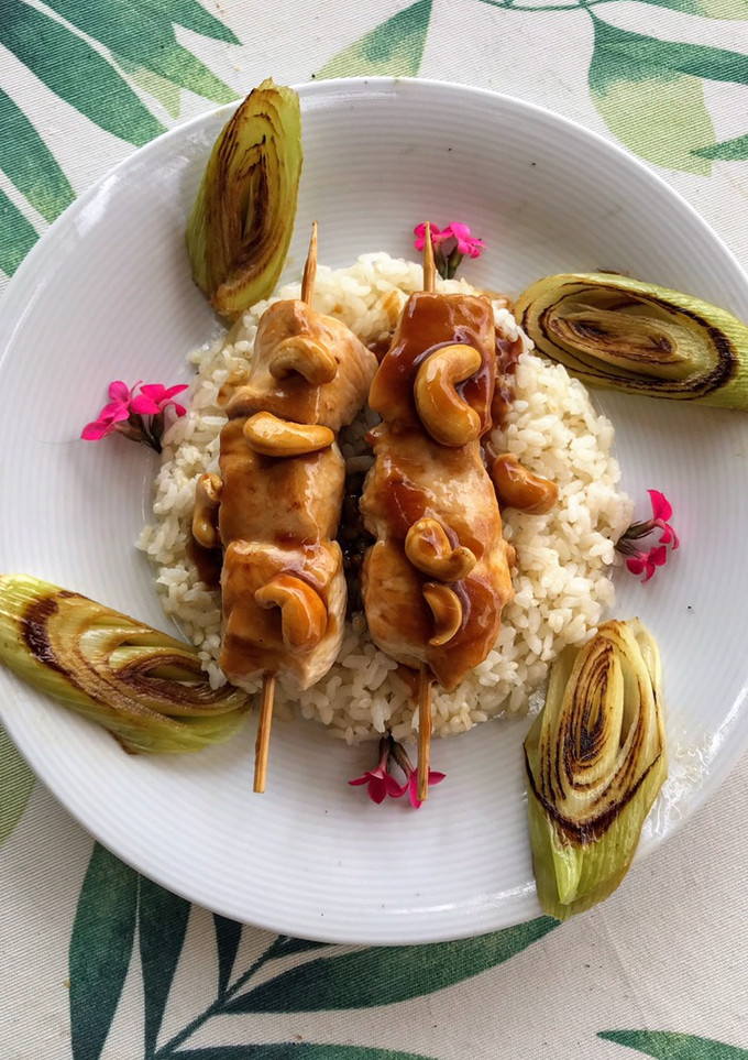 Una foto de Brochetas de pollo marinadas con naranja y jengibre