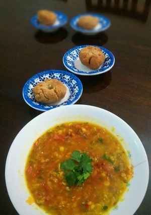 A picture of Rajasthani dal bati.