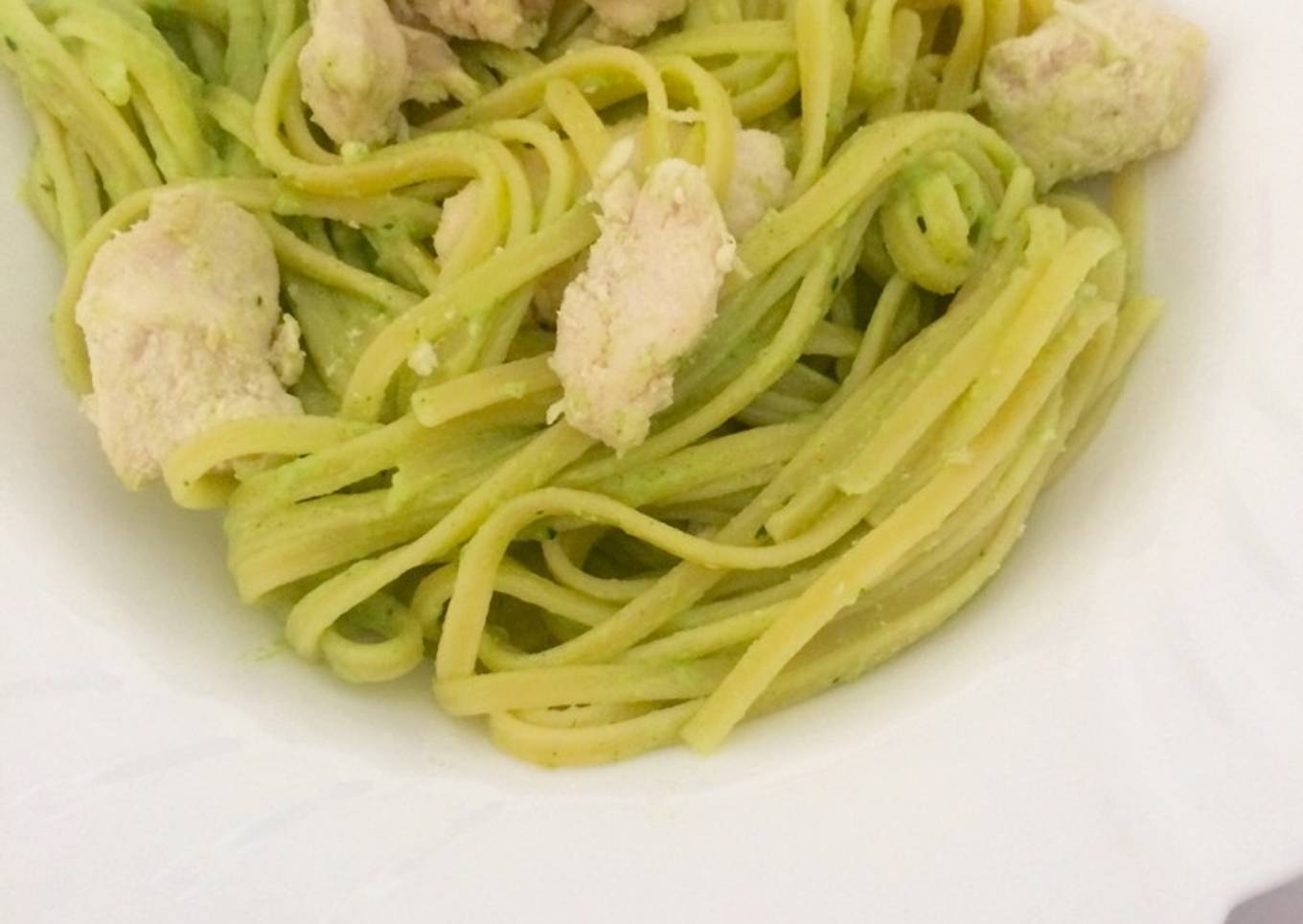 Espaguetti con crema de brócoli y pollo
