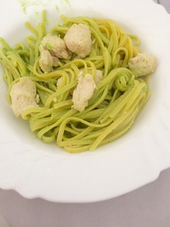 Una foto de Espaguetti con crema de brócoli y pollo