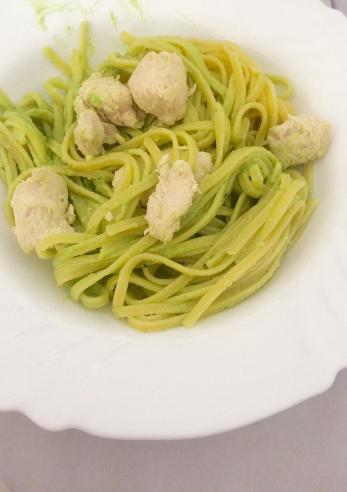 Una foto de Espaguetti con crema de brócoli y pollo