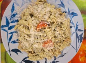 O poză a rețetei Fusilli cu pesto, roșii și parmezan.