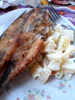 Una foto de Pescado frito con papas mayo