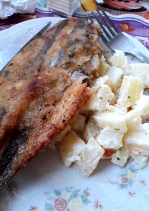 Una foto de Pescado frito con papas mayo