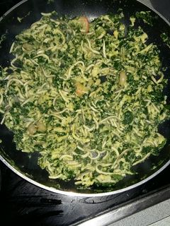 Una foto de Espinacas con gulas y huevo