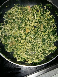 Una foto de Espinacas con gulas y huevo