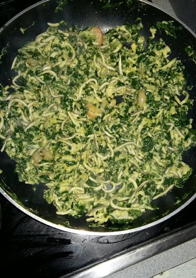 Una foto de Espinacas con gulas y huevo