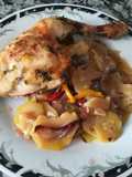 Cuartos traseros de pollo al horno con verduras
