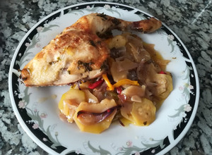 Foto principal de Cuartos traseros de pollo al horno con verduras