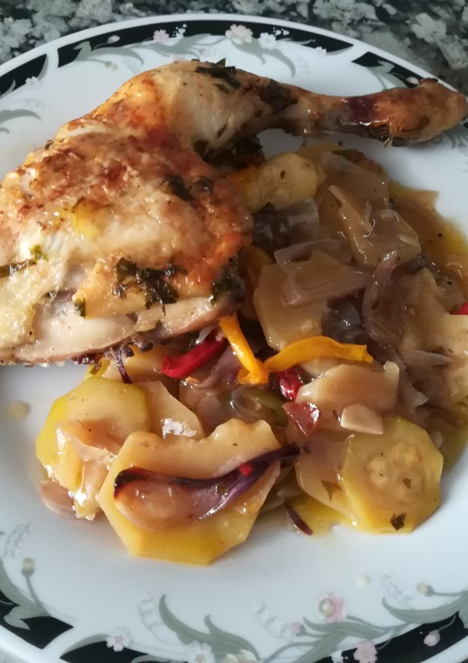 Una foto de Cuartos traseros de pollo al horno con verduras