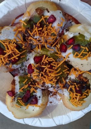 A picture of Dahi Golgappe Chaat.