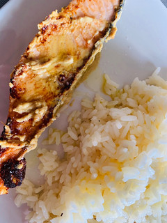 Una foto de Salmón a la mostaza con arroz