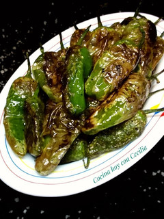 Una foto de Pimientos de padrón salteados