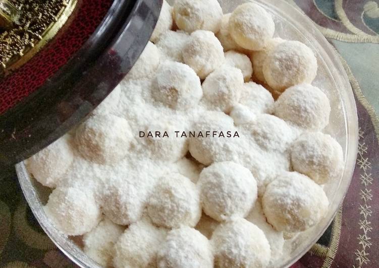 Bola Salju (kue kering)