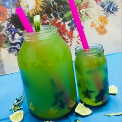 A picture of 🍋+🥒+mint drink.