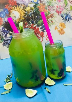A picture of 🍋+🥒+mint drink.