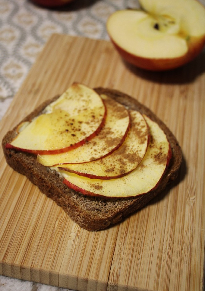 Una foto de Tostada de queso crema y manzana en freidora de aire 🍎