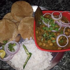 A picture of Chole Poori.