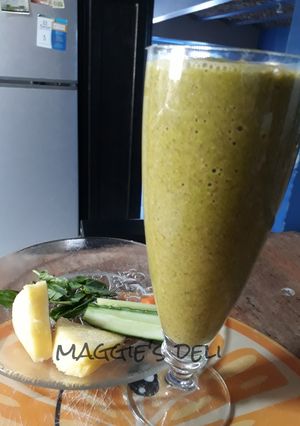 Una foto de Licuado de piña zanahoria, pepino, apio y espinacas
