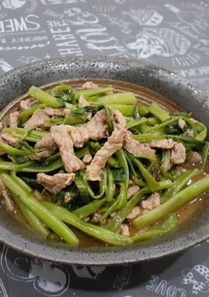 新手救星的沙茶肉絲炒空心菜 的食譜成品照片