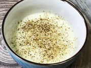 Una foto de salsa roquefort sin nata