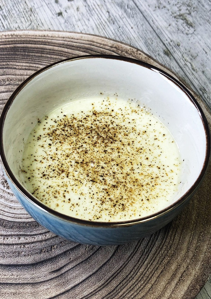 Una foto de Salsa Roquefort sin nata ni mantequilla en estuche Lékué al microondas