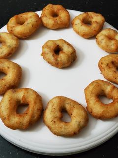 உளுந்து வடை/ medu vada reciep in tamil செய்முறை முக்கிய புகைப்படம்