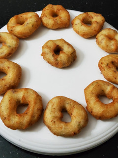 உளுந்து வடை/ medu vada reciep in tamil செய்முறை முக்கிய புகைப்படம்