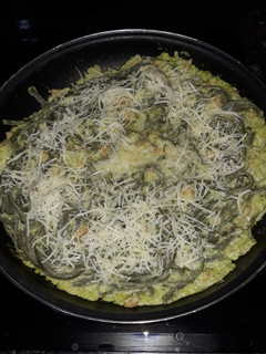 Una foto de Tallarines de espirulina con salsa de brócoli y soja texturizada