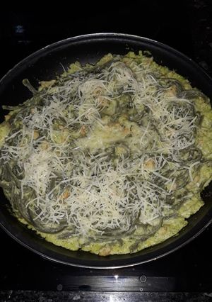 Foto principal de Tallarines de espirulina con salsa de brócoli y soja texturizada