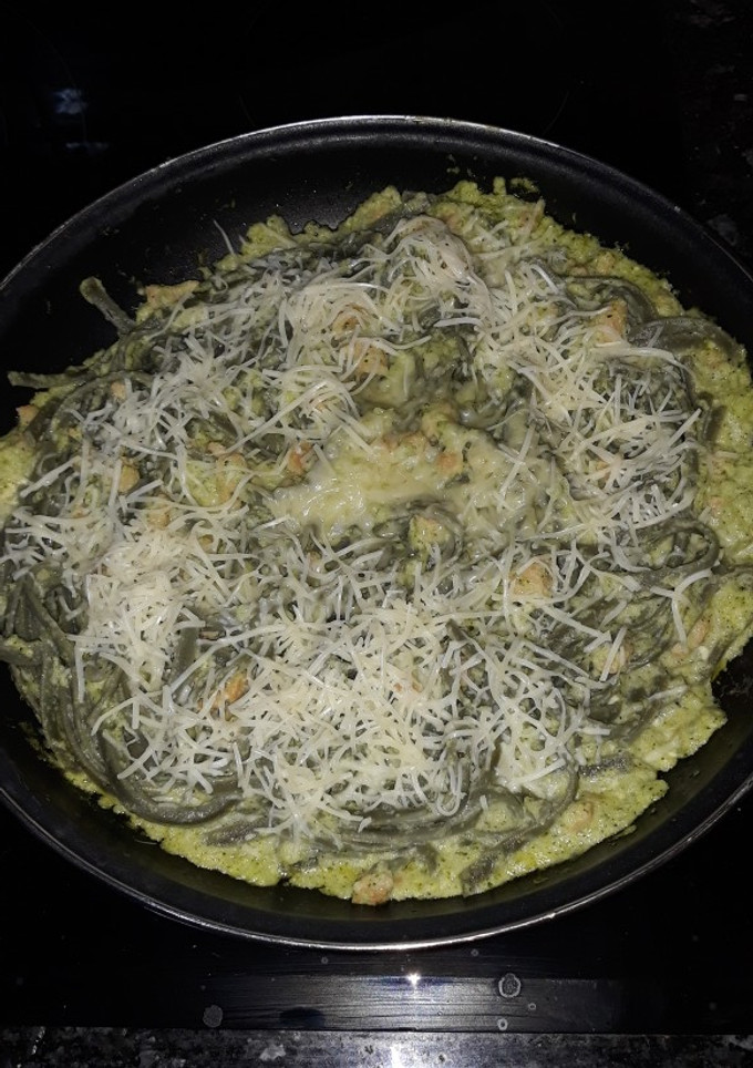 Una foto de Tallarines de espirulina con salsa de brócoli y soja texturizada