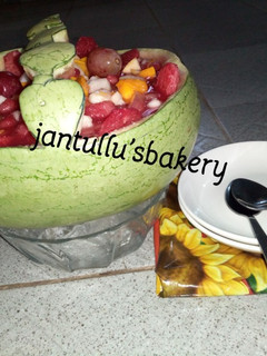 A picture of Melon fruits basket.