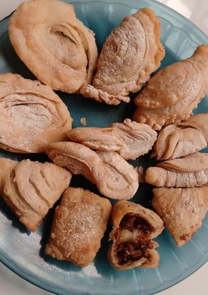 ક્રિસ્પી સ્ટફ મીઠાઈ (Crispy Stuff Mithai Recipe In Gujarati) રેસીપી મુખ્ય ફોટો