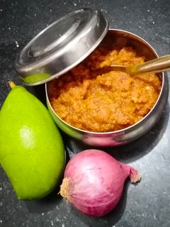 કાંદા કાચી કેરી ની ચટણી (Kanda Kachi Keri Chutney Recipe In Gujarati) રેસીપી મુખ્ય ફોટો